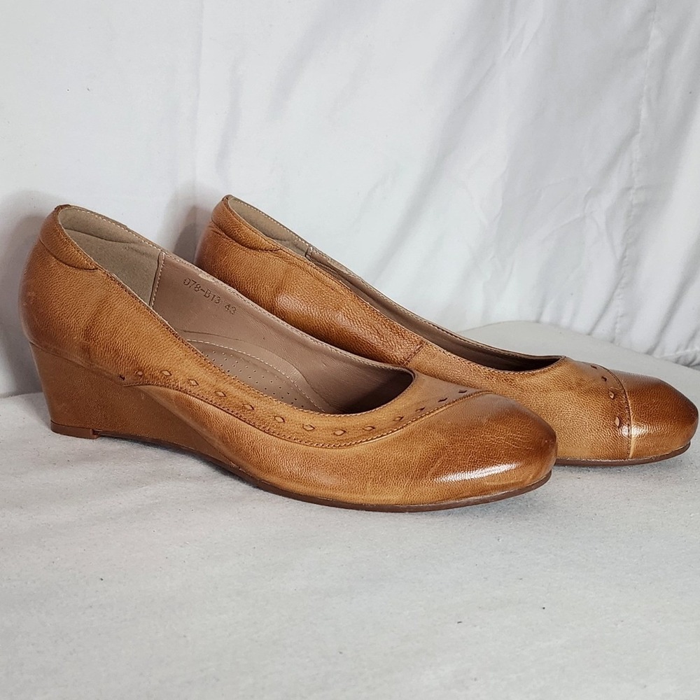 Mona Flying Tan Leather Wedge Pumps Brogue Detail Round Toe EU 43 078-B13